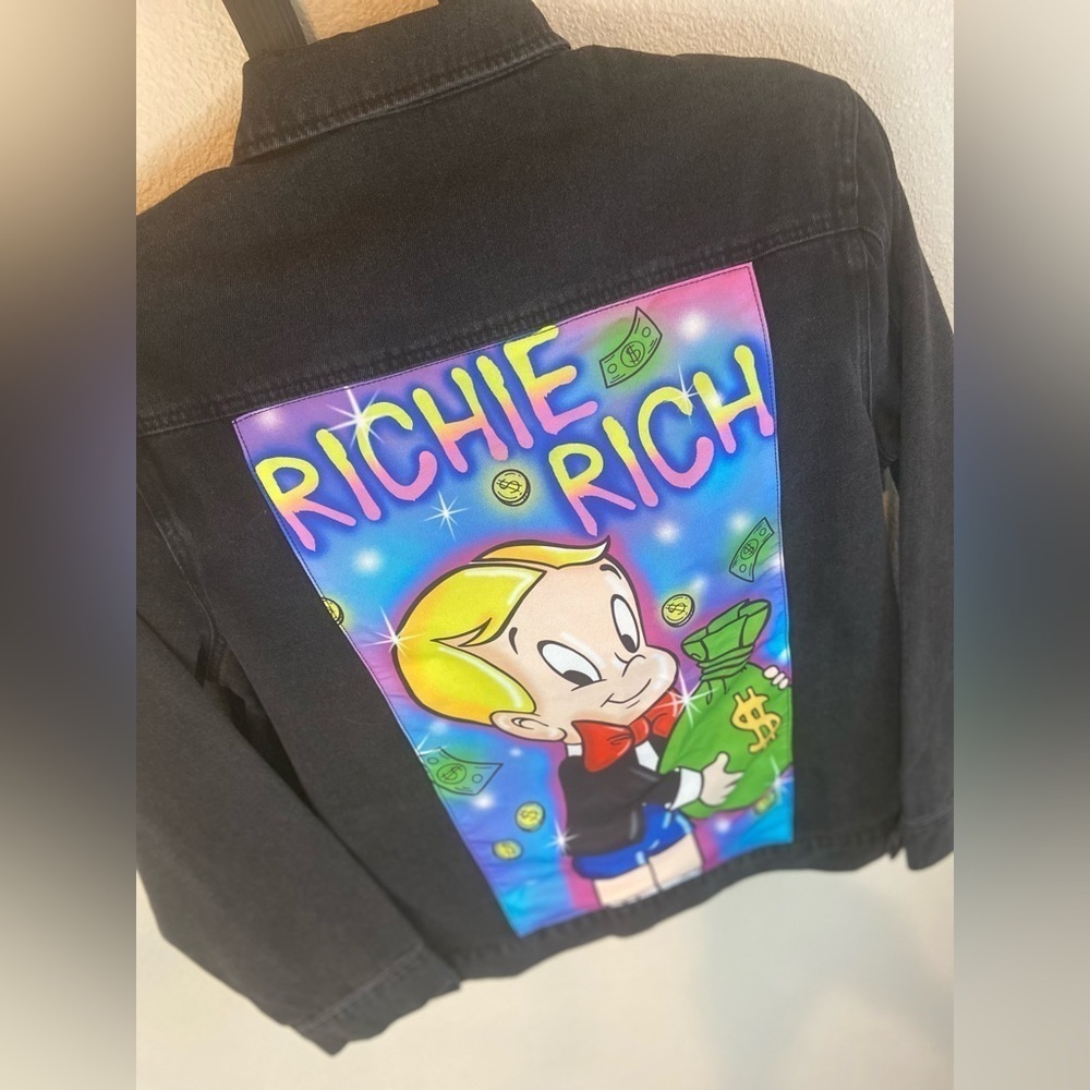 Richie Rich~NWT~Rare Men’s Black Denim Jean Jacket w/Graphic On Back~Size L